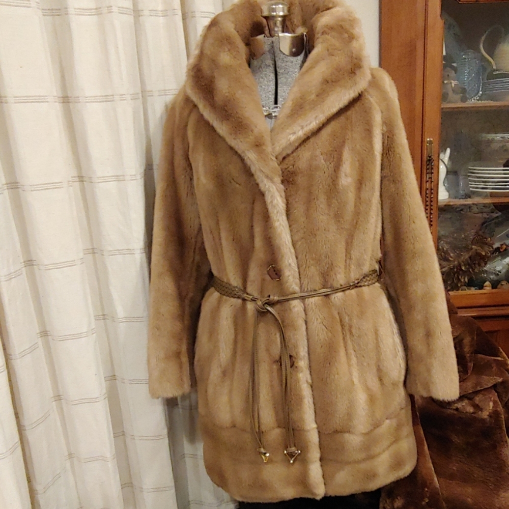 🍁H.P.🍂Faux Vintage Tissavel of France  Fur